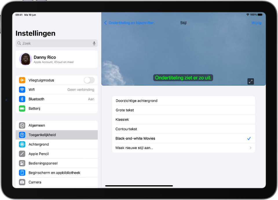 Een iPad waarop een voorbeeld te zien is van ondertiteling met een aangepaste stijl.