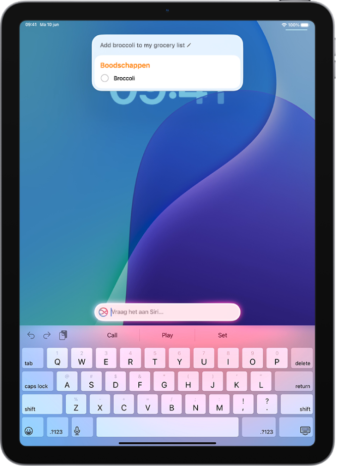 Een iPad met het toetsenbord op het toegangsscherm. Boven in het scherm staat een Siri-verzoek.