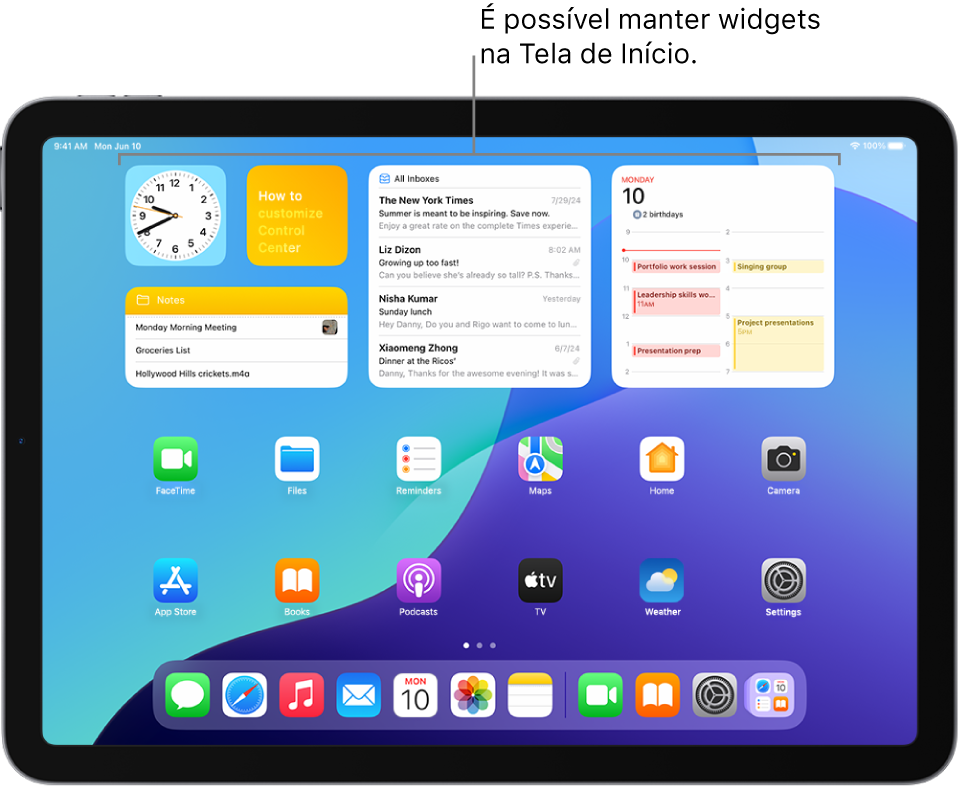 Tela de Início do iPad. Na parte superior da tela há widgets personalizados de Tempo, Música, Fotos, Lembretes e Casa.