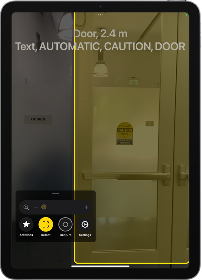 V otvorenej apke Lupa sú detegované dvere. Opis zobrazuje vzdialenosť užívateľa od dverí aj text umiestnený na dverách.