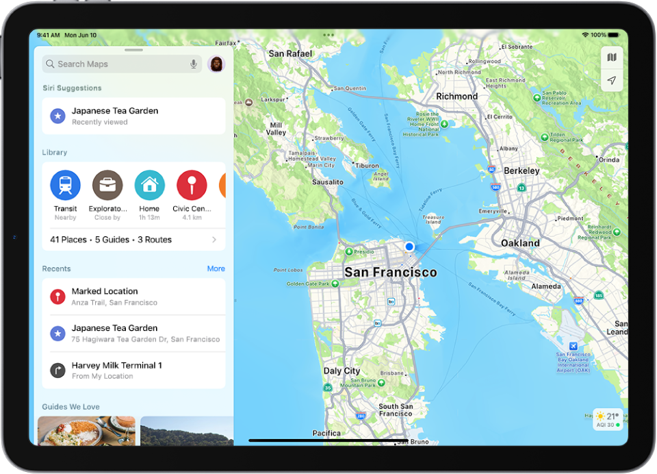 แอปแผนที่ที่แสดงแผนที่ของพื้นที่ ช่องค้นหาอยู่ที่ด้านซ้ายบนสุด และมีคำแนะนำโดย Siri, สถานที่ที่ปักหมุดไว้ในคลัง, การค้นหาล่าสุด และสถานที่น่าสนใจที่แนะนำอยู่ด้านล่าง