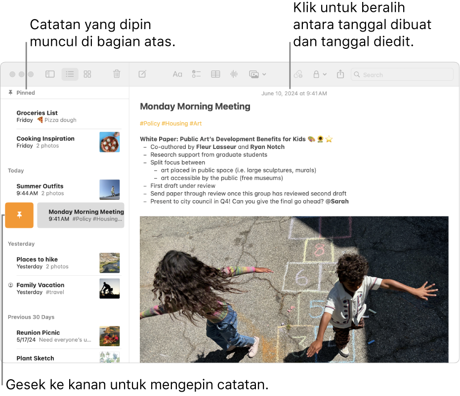 Jendela app Catatan di Mac dengan daftar catatan di sebelah kiri, catatan yang dipin di bagian atas daftar catatan, dan tombol Pin pada satu catatan. Konten catatan tersebut muncul di kanan dengan tanggal di bagian atas; klik tanggal untuk beralih antara tanggal dibuat dan tanggal diedit.