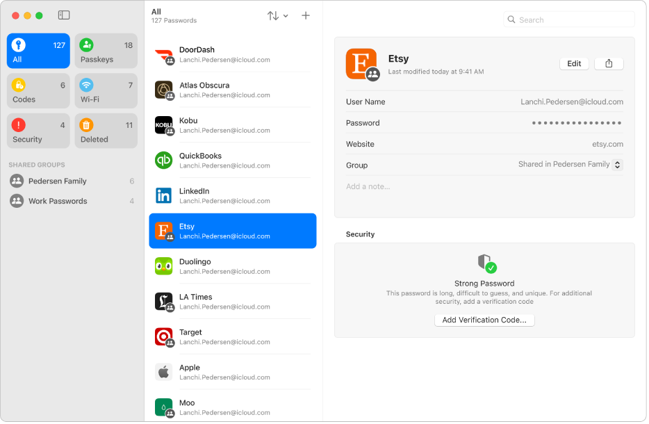 पासवर्ड ऐप की मुख्य स्क्रीन पर बाईं तरफ़ साइडबार में पासवर्ड के प्रकार (सभी चयनित के साथ), बीच में सभी पासवर्ड खातों की सूची (Etsy चयनित के साथ), और दाईं तरफ Etsy खाते का विवरण प्रदर्शित होता है।