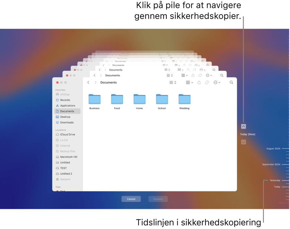 Time Machine-vinduet viser en stak af flere Finderskærme, sm repræsenterer sikkerhedskopier, med pile til navigation. Pilene og tidslinjen med sikkerhedskopier i højre side hjælper dig med at navigere gennem dine sikkerhedskopier, så du kan vælge de arkiver, der skal gendannes.