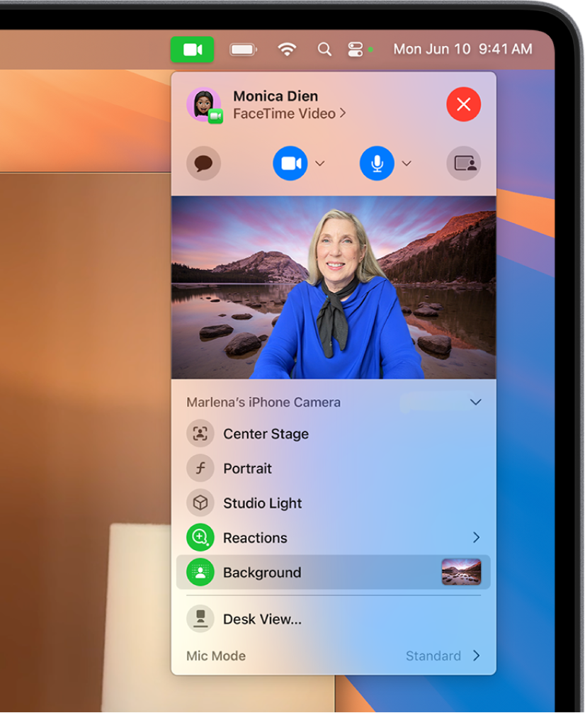 एक व्यक्ति जो FaceTime कॉल के दौरान बैकग्राउंड का उपयोग कर रहा है।