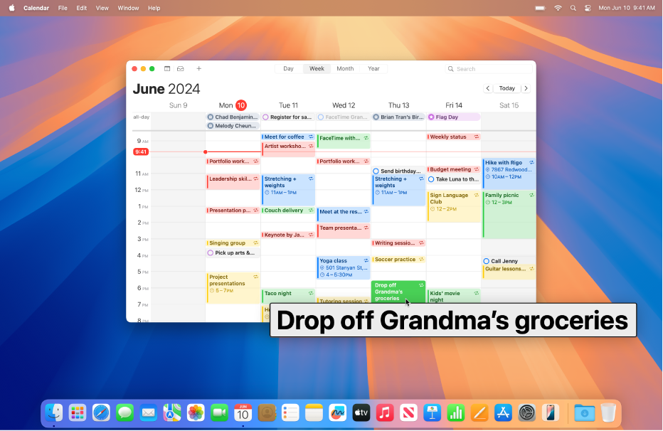 App Kalender dibuka di desktop, dan penunjuk ditahan ke acara kalender. Versi teks yang lebih besar di acara ditampilkan.