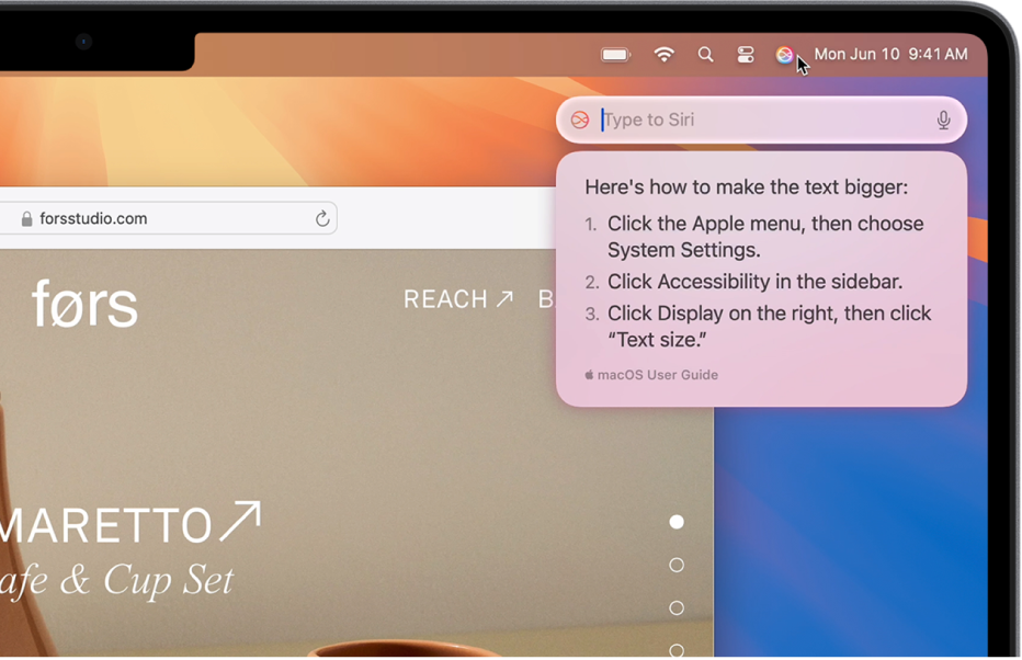 Den övre högra delen av Mac-skrivbordet visar Siri-symbolen i menyraden och fältet Type to Siri med Siris anvisningar om hur du gör text större.