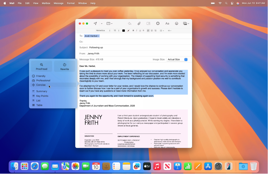 Ein App-Fenster von „Mail“ auf dem Mac, das ausgewählten Text in einer E-Mail mit dem geöffneten Dialogfenster „Schreibwerkzeuge“ anzeigt. Der Dialog „Schreibwerkzeuge“ bietet oben die Tasten „Korrektur lesen“ und „Umschreiben“. Du kannst darunter zwischen den Tönen „Freundlich“, „Professionell“ oder „Kurz und bündig“ wählen und ganz unten befinden sich die Tasten für „Zusammenfassung“, „Kernpunkte“, „Tabelle“ und „Liste“.