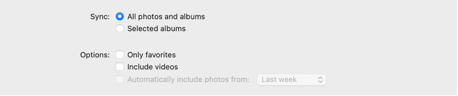Los botones Todas las fotos y álbumes y Los álbumes seleccionados aparecen con las casillas Sólo favoritos, Incluir videos e Incluir automáticamente las fotos de debajo.