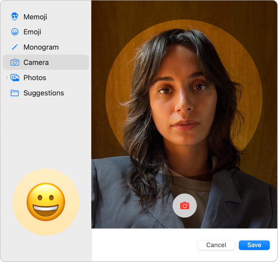 Le opzioni dell‘immagine dell‘Apple Account, con l’opzione Fotocamera selezionata nella barra laterale e una persona in posa inquadrata nel mirino.