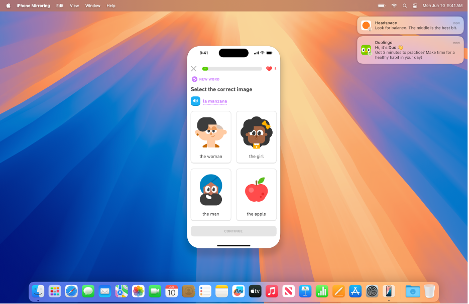 Desktop Mac menunjukkan skrin iPhone di bahagian tengah dan pemberitahuan daripada iPhone di penjuru kanan atas skrin.