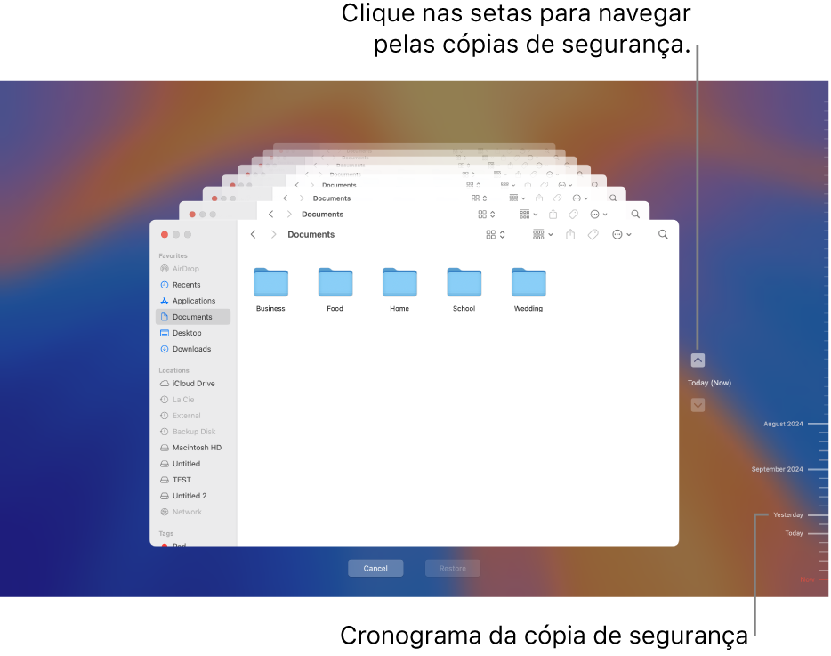 A janela do Time Machine a mostrar vários ecrãs do Finder empilhados em representação das cópias de segurança, com setas para navegação. As setas e o cronograma de cópia de segurança à direita ajudam a percorrer as cópias de segurança, para poder escolher os ficheiros que pretende restaurar.