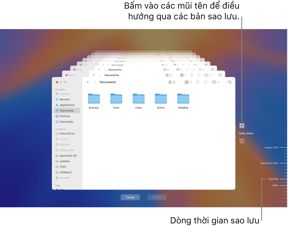 Cửa sổ Time Machine hiển thị nhiều màn hình Finder được xếp lớp để biểu thị các bản sao lưu, có các mũi tên để điều hướng. Các mũi tên và dòng thời gian sao lưu ở bên phải giúp bạn điều hướng qua các bản sao lưu để có thể chọn tệp sẽ khôi phục.