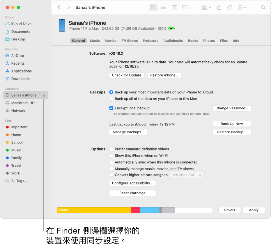 在 Finder 側邊欄中一部裝置已被選取，且同步選項在視窗中顯示。