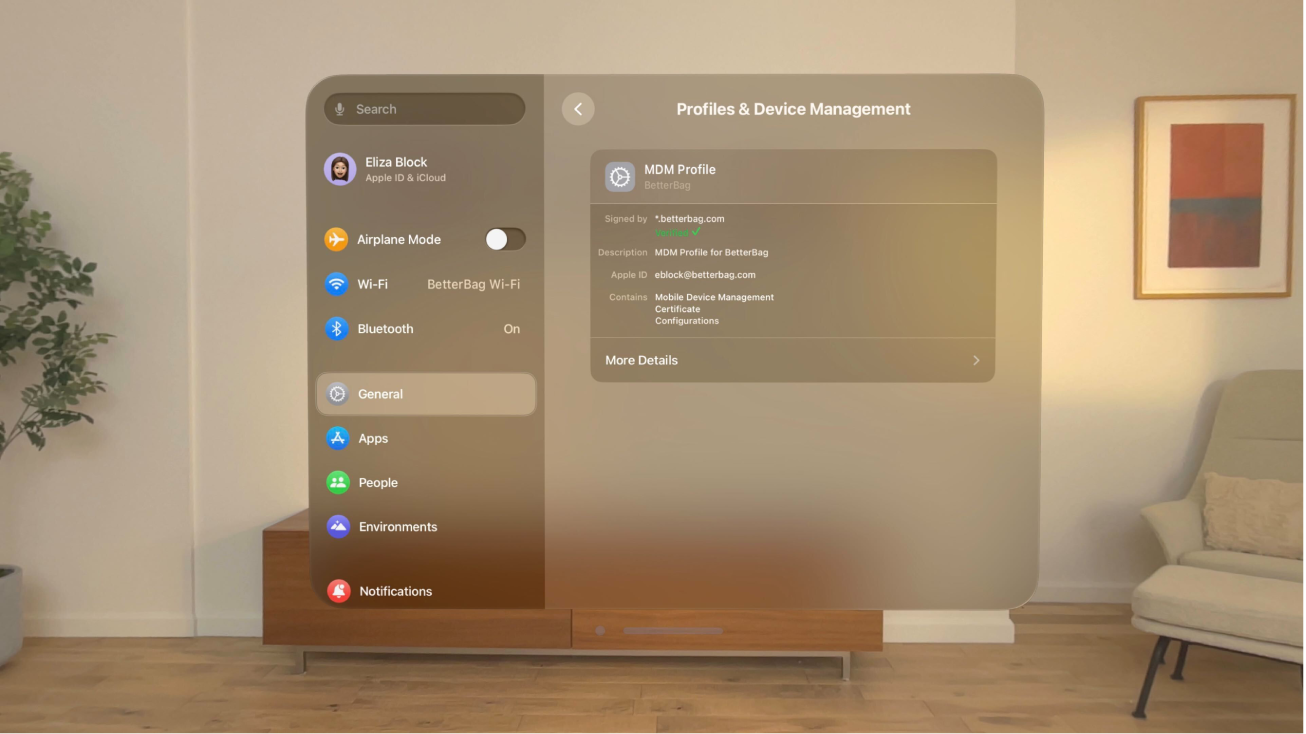Het scherm 'Profiles & Device Management' op een Apple Vision Pro met daarin een ondertekend profiel.