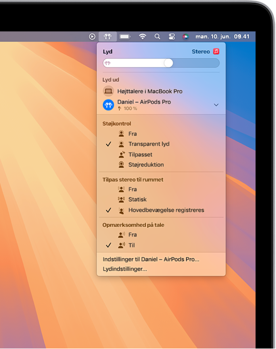 Symbolet for AirPods vælges øverst til højre på menulinjen på Mac. Transparent lyd vælges til AirPods Pro under Støjkontrol, og Hovedbevægelse registreres vælges under Tilpas stereo til rummet.