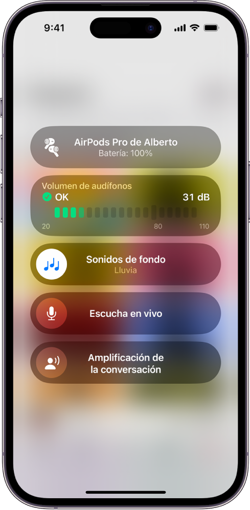 La pantalla Dispositivos auditivos en el centro de control. De arriba a abajo, se muestran el nivel de los audífonos en decibeles, las adaptaciones de audífonos, los sonidos de fondo, la escucha en vivo y la amplificación de la conversación.