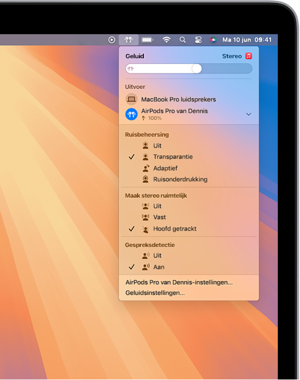 Rechtsboven in de menubalk op de Mac is het AirPods-symbool geselecteerd. Voor AirPods Pro is 'Transparantie' geselecteerd onder 'Ruisbeheersing' en 'Hoofdtracking' onder 'Maak stereo ruimtelijk'.