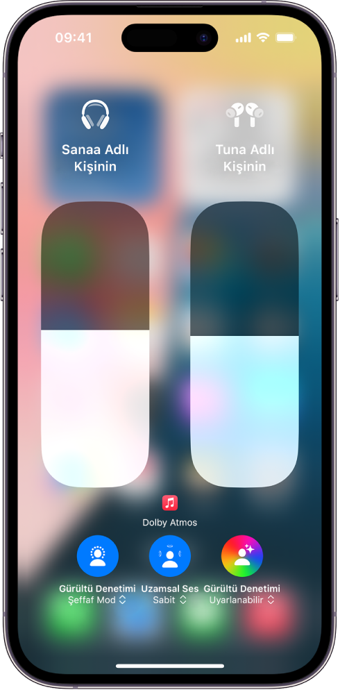 Denetim Merkezi’nde iki AirPods çiftinin ses yüksekliği düzeyini gösteren ses yüksekliği ekranı. Soldaki ses yüksekliği göstergesinin alt tarafında, Şeffaf Mod’un açık olduğunu belirten Gürültü Denetimi/Şeffaf Mod simgesi var. Sağdaki ses yüksekliği göstergesinin alt tarafında, Gürültü Denetimi’nin açık olduğunu belirten Gürültü Denetimi/Gürültü Engelleme simgesi var.