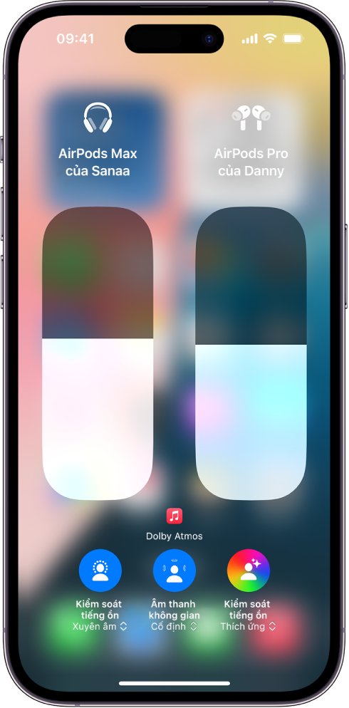 Màn hình âm lượng trong Trung tâm điều khiển đang hiển thị mức âm lượng cho hai bộ AirPods. Bên dưới chỉ báo âm lượng ở phía bên trái là biểu tượng Kiểm soát tiếng ồn/Xuyên âm, cho biết rằng Xuyên âm được bật. Bên dưới chỉ báo âm lượng ở phía bên phải là biểu tượng Kiểm soát tiếng ồn/Khử tiếng ồn, cho biết rằng Kiểm soát tiếng ồn được bật.