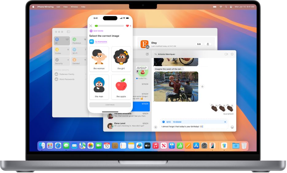 Le bureau d’un Mac sur l’écran duquel un iPhone se fait contrôler, une fenêtre Messages avec un message programmé pour être envoyé ultérieurement, et l’app Mots de passe an arrière-plan.