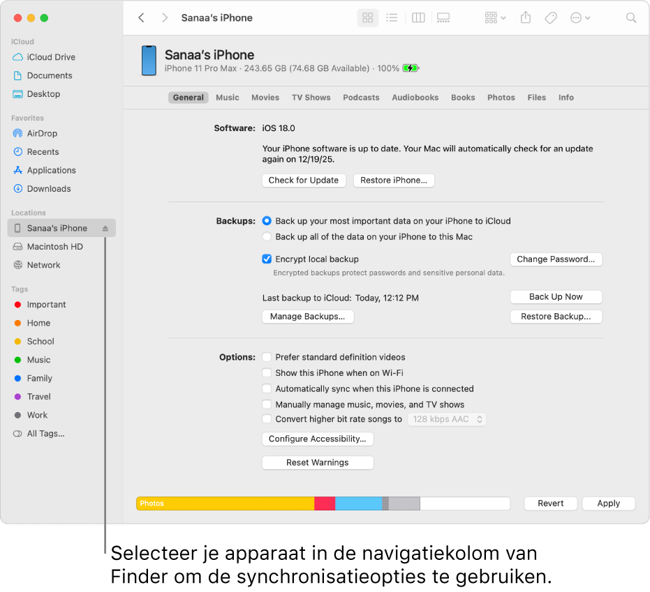 Een apparaat dat in de navigatiekolom van de Finder is geselecteerd en synchronisatieopties in het venster.