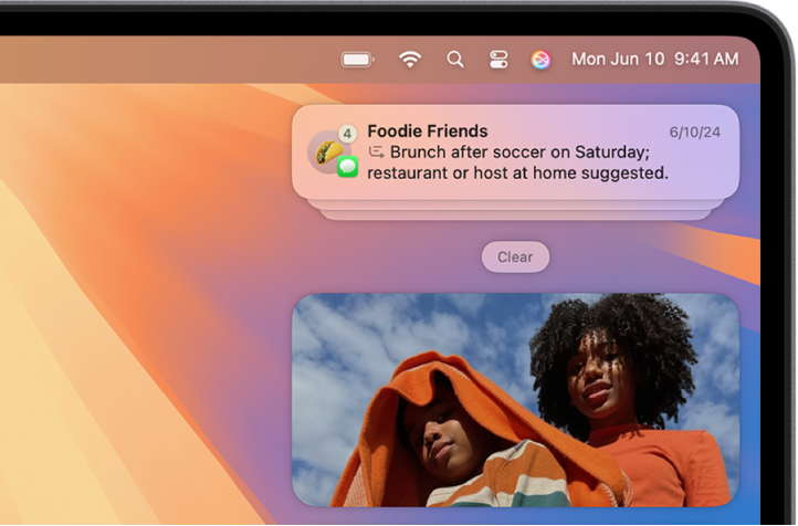 Phần trên cùng bên phải của màn hình nền máy Mac hiển thị một ngăn xếp các thông báo được tóm tắt từ một cuộc hội thoại Tin nhắn đang diễn ra.
