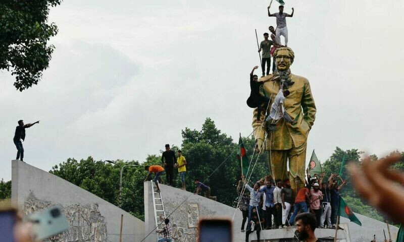   رواں سال ڈھاکا میں شیخ حسینہ کے 15 سالہ دورِ حکومت کا خاتمہ ہوا—تصویر: اے ایف پی  