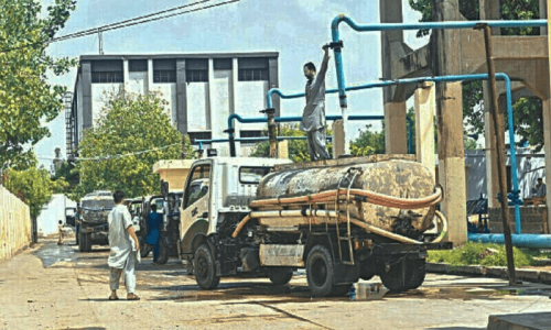 Water shortage persists in Karachi despite repair of major supply line