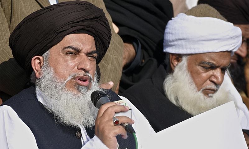 TLY leader Khadim Rizvi announcing the end of the Faizabad sit-in on Monday.—White Star