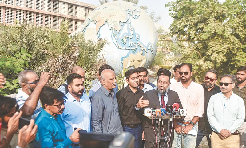 Jinnah Town chairman Rizwan Sami speaks in front of the iconic globe, officially known as Islamia College Fountain, on Monday.
—Fahim Siddiqi / White Star