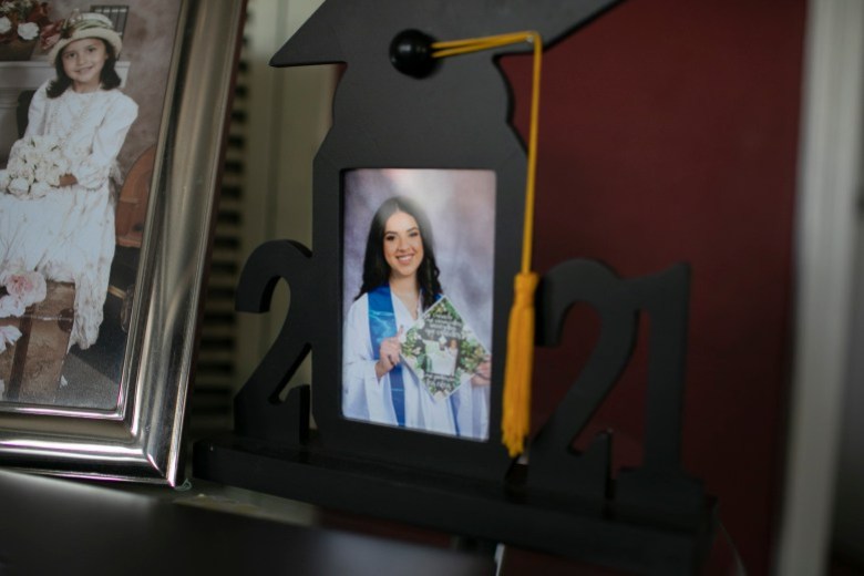 La foto de graduación de Claudeth exhibida en su sala de estar. Foto de Anne Wernikoff, CalMatters