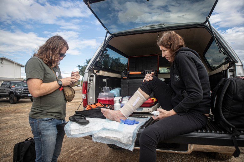 Dr. Kyle Patton prescribes Amber Schmitt with medication to treat the wound on her leg in the back of his truck on Sept. 19, 2022. Photo by Larry Valenzuela, CalMatters/CatchLight Local