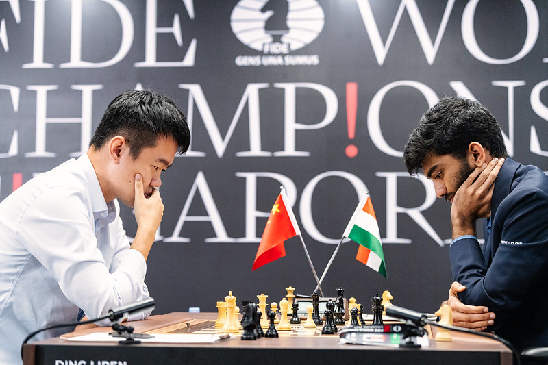 La tension nerveuse est à son pic lors du match d'échecs qui, à Singapour, voit s’affronter le tenant du titre mondial, le Chinois Ding Liren, et le prodige Indien Gukesh. Le score est de six à six. Il reste deux parties à jouer avant un éventuel départage en cadence rapide.