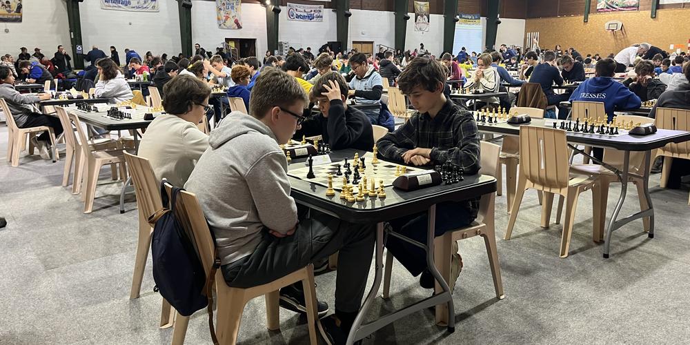 Ce dimanche 5 janvier 2024 a eu lieu le tournoi départemental junior d'échecs à Pessac. De 10 heures à 17 heures, plus de 300 jeunes de toute la Gironde se sont affrontés sur les échiquiers. Un sport cérébral qui développe mémoire, concentration et respect de l'adversaire. Une discipline qui a de nombreux atouts pour les enfants