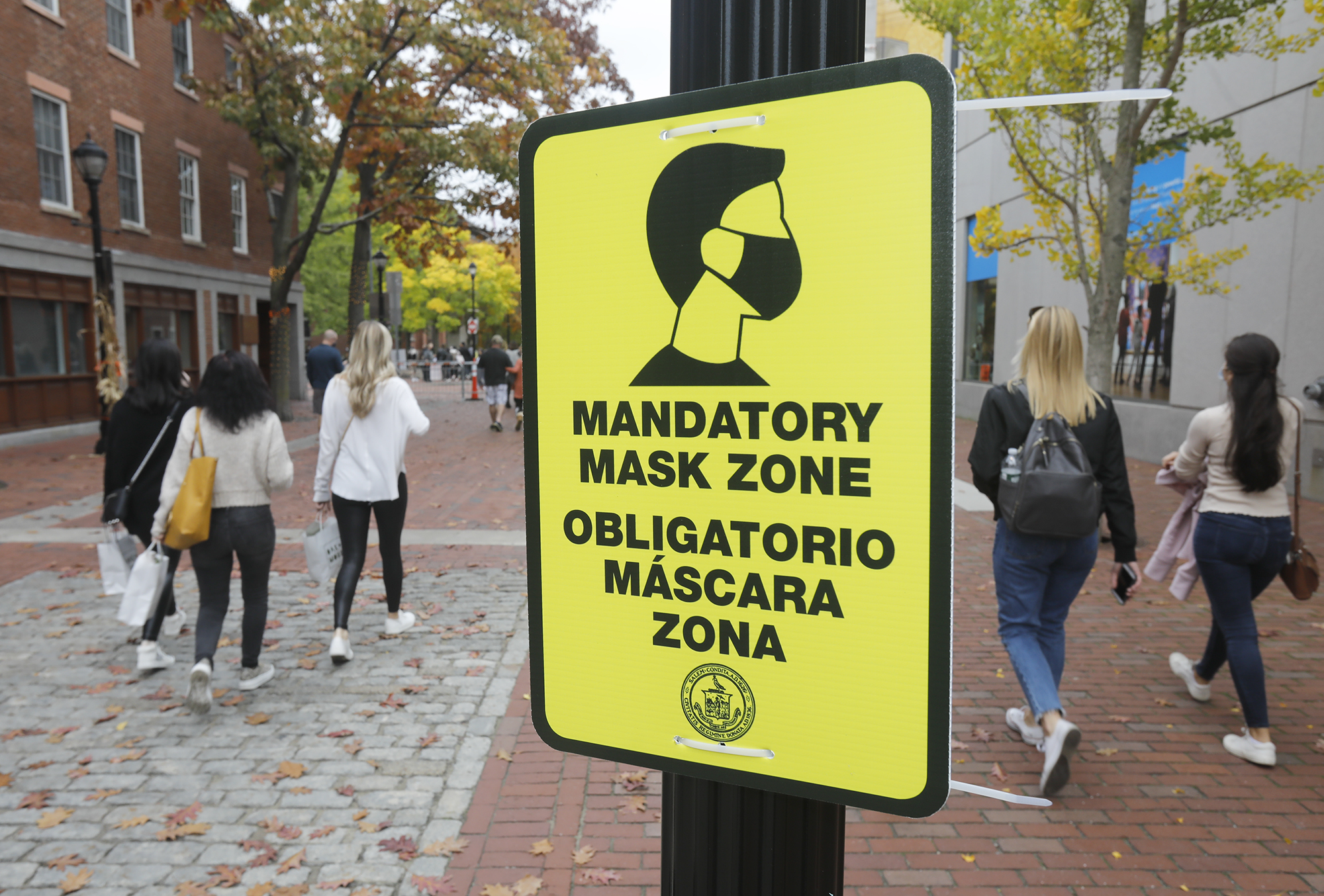 SALEM, MA - OCTOBER 24-SATURDAY: A sign informs visitors along Essex Street they must wear a protective during the pandemic the week before Halloween October 24, 2020, in Salem, Massachusetts. (Photo by Paul Connors/Media News Group/Boston Herald)