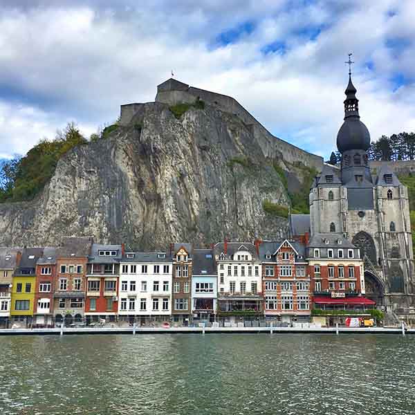 Kade, kerk en citadel Dinant - Travelvibe