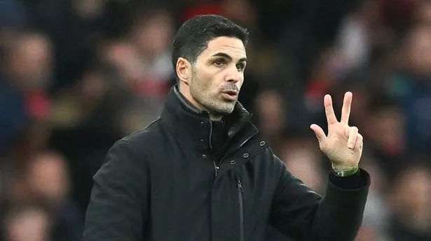 Arsenal manager Mikel Arteta gestures to his players during the Everton stalemate