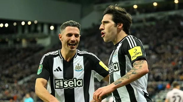 NEWCASTLE UPON TYNE, ENGLAND - DECEMBER 18: Sandro Tonali of Newcastle United celebrates scoring his team's second goal with teammate Fabian Schaer during the Carabao Cup Quarter Final match between Newcastle United and Brentford at St James' Park on December 18, 2024 in Newcastle upon Tyne, England. (Photo by Michael Regan/Getty Images)