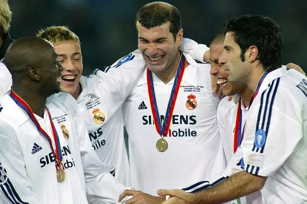 Spanish club team Real Madrid midfielder Zinedine Zidane (C) celebrates with his teammates, Claude Makelele of France (L), Jose Mariaq Gutierres of Spain (2nd L), Ronaldo of Brazil (2nd R) and Luis Figo of Portugal (R)