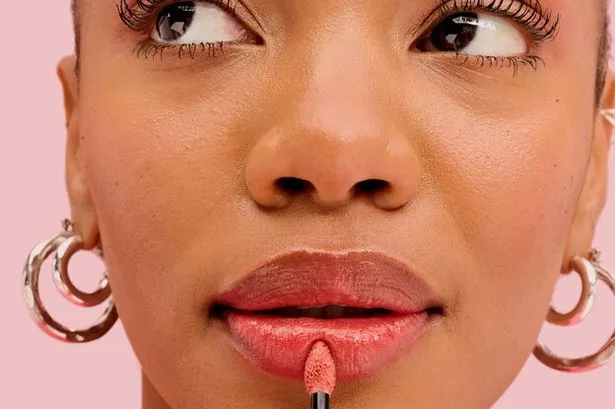 model applying benefit Splashtint Moisturising Dewy Lip Tint