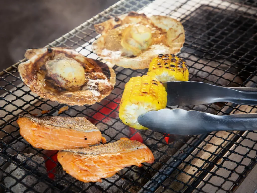 餐廳提供魚生、燒烤海鮮、拉麵等熱食。