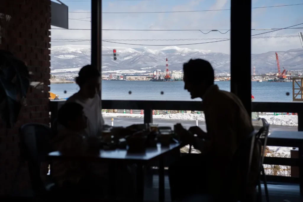 用餐區域有大片落地窗，可直接欣賞到外面的海景！