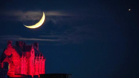 Crescent Moon and Venus with Edinburgh castle in foreground.