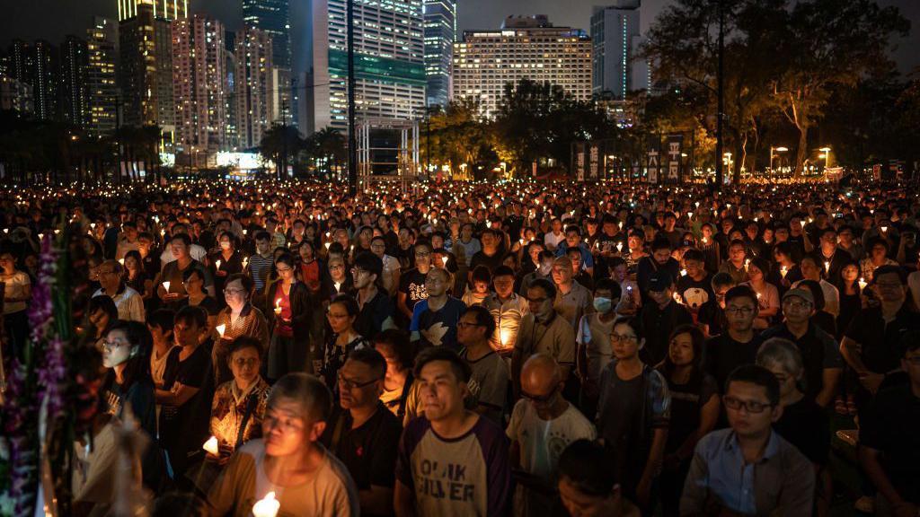 2019年6月4日，香港，民眾在維多利亞公園參加燭光晚會，手持蠟燭悼念。