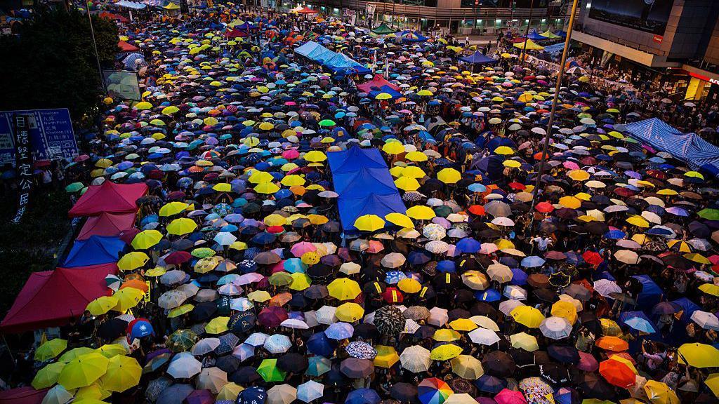 2014年10月28日，香港，數萬人聚集在主要的抗議地點，手持雨傘示威。這是香港警方使用催淚彈驅散抗議者的一個月後。