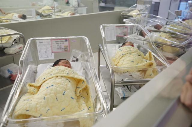 저출산에 지난해 육아휴직자 첫 감소…사용률도 대기업 편중