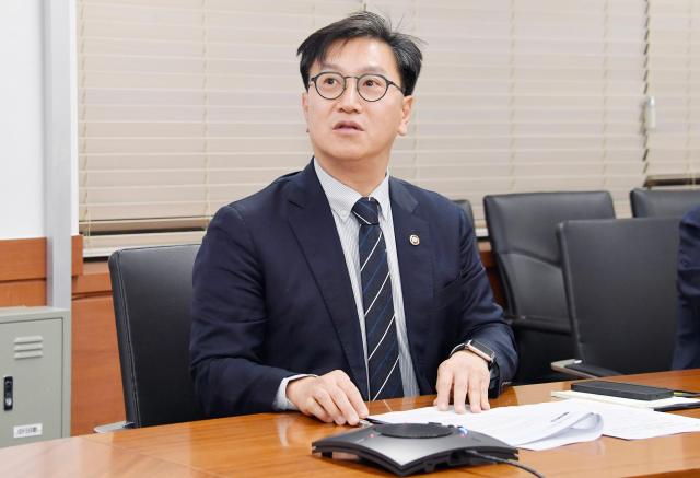  정부, 면세점 특허수수료·해외 반입 주류 면세 기준 개선안 마련'