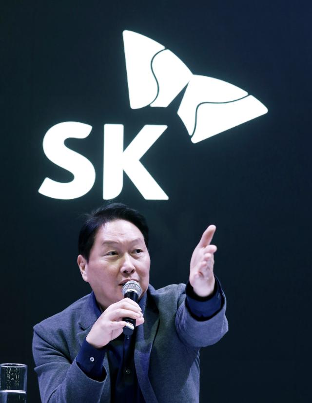 [CES 2025] 젠슨 황 만난 최태원...SK HBM 개발 속도, 엔비디아 요구 넘어서