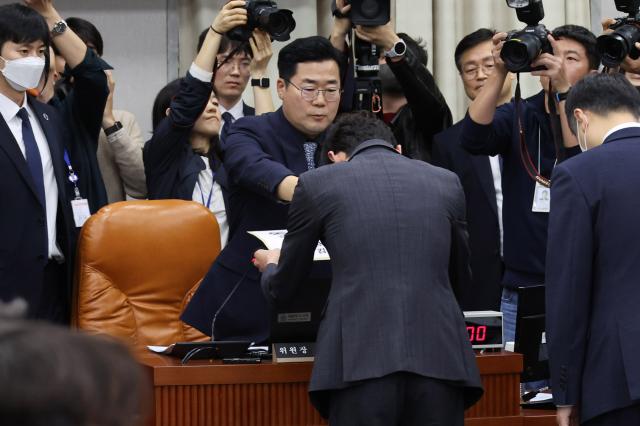 1일 오후 서울 여의도 국회에서 열린 운영위원회의 대통령비서실과 국가안보실 대통령 경호처 대상 국정감사에서 증인으로 채택됐으나 불출석한 김건희 여사의 동행명령장이 발부되고 있다 사진연합뉴스